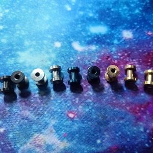 6 Guage ear tunnel plugs